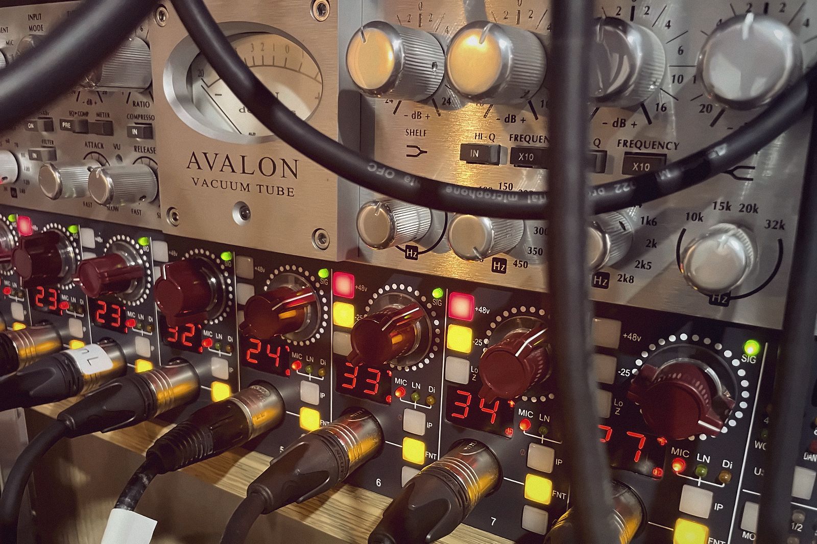 Avalon VT-737 nad torem preampów mikrofonowych